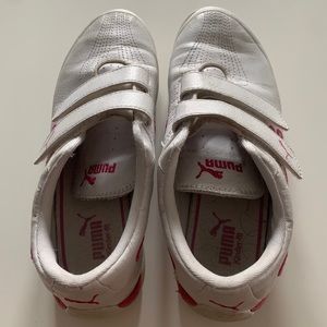 Girls leather PUMA sneakers